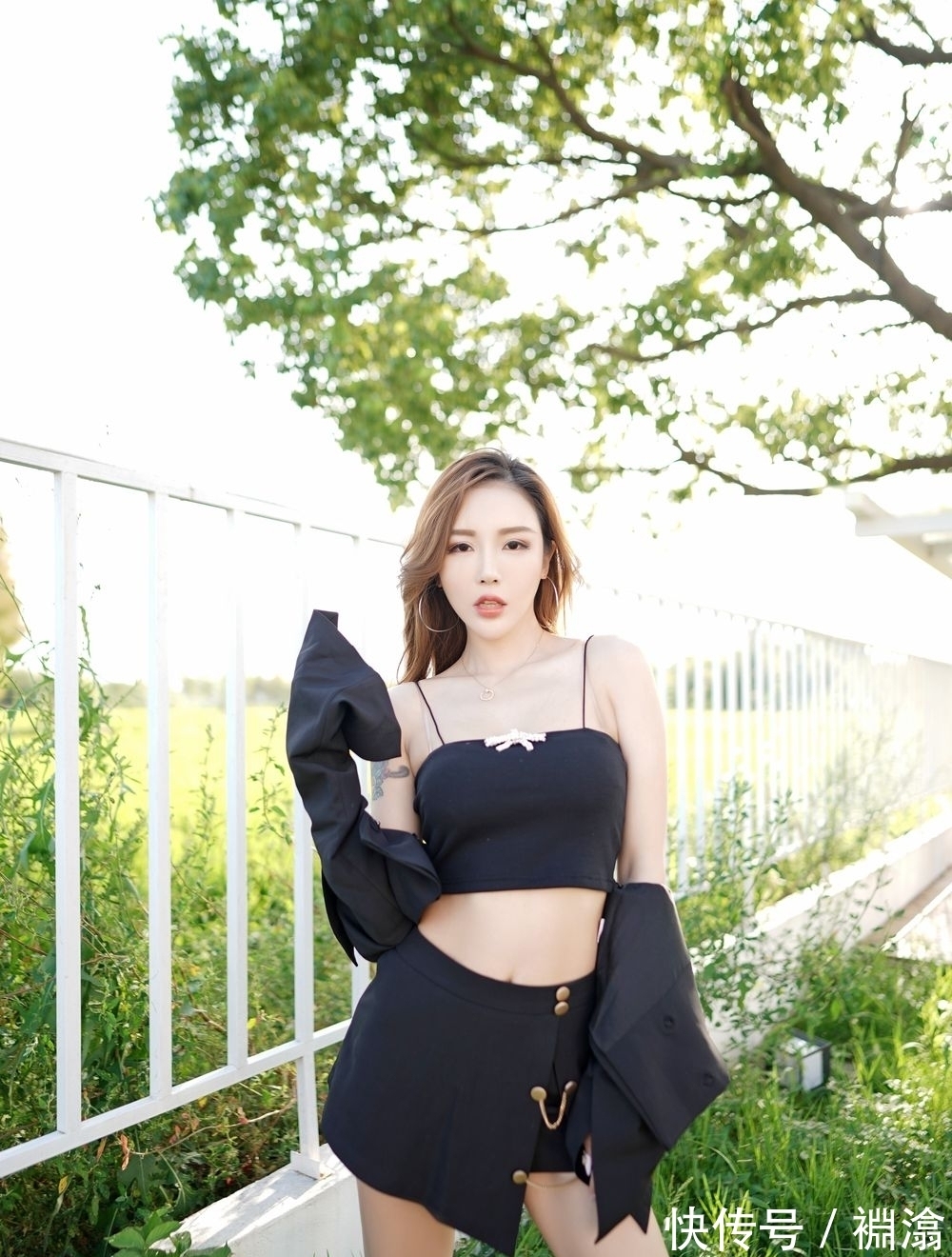 时尚 西装制服美女时尚大气,凸显好身材,展示迷人气质