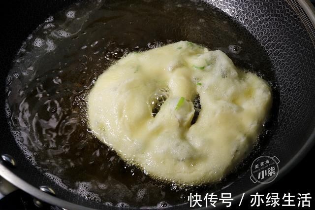 葱油饼|葱油饼的正确做法,不揉面不擀面,蓬松不油腻,比油条简单还好吃