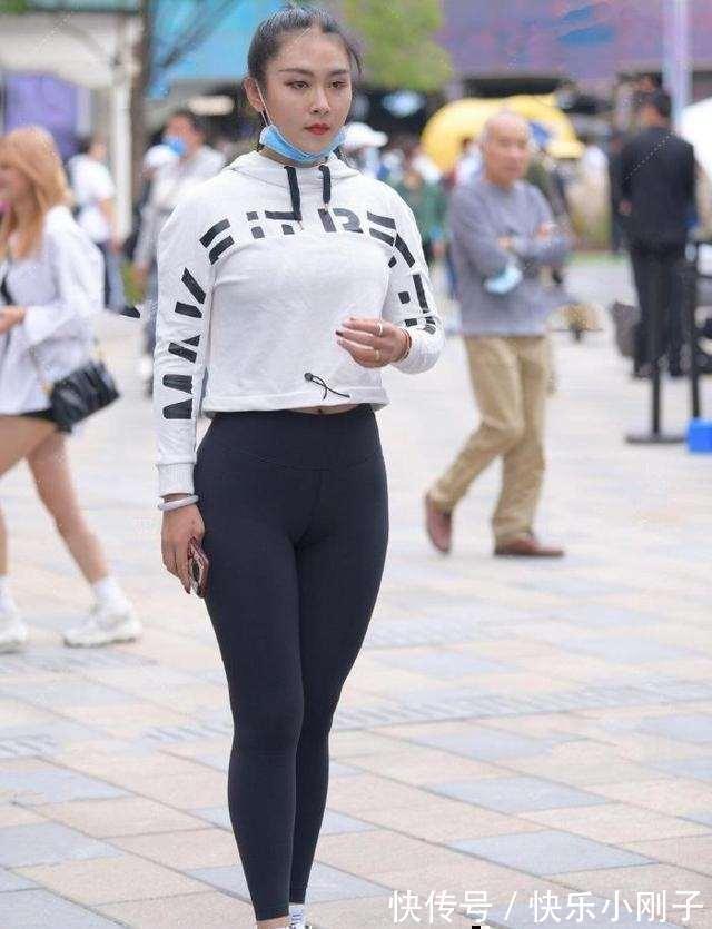 穿搭 美丽优雅的打底裤穿搭更显文雅范,衬托出一双美腿,时髦得体