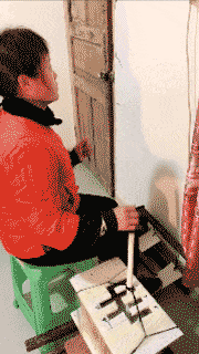 |搞笑GIF:不同年龄女人走路的区别