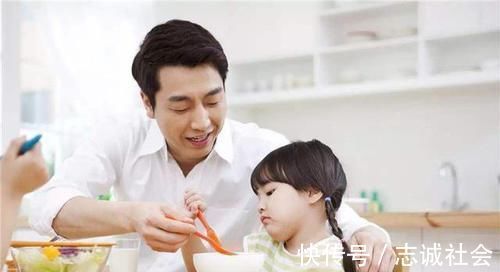 饭菜|孩子不好好吃饭,家长追着喂饭,对孩子的影响超出你的想象