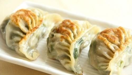 煎饺子的时候,别只会傻傻放油,多加一个步骤,饺子酥脆可口