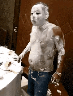 |搞笑GIF：姑娘，爬不上去的话，可以在下面送你上去哟