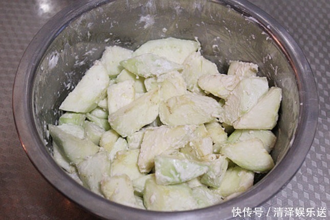 大厨教你做红烧茄子，记住这2点，不发黑不吸油，焦香软嫩不油腻