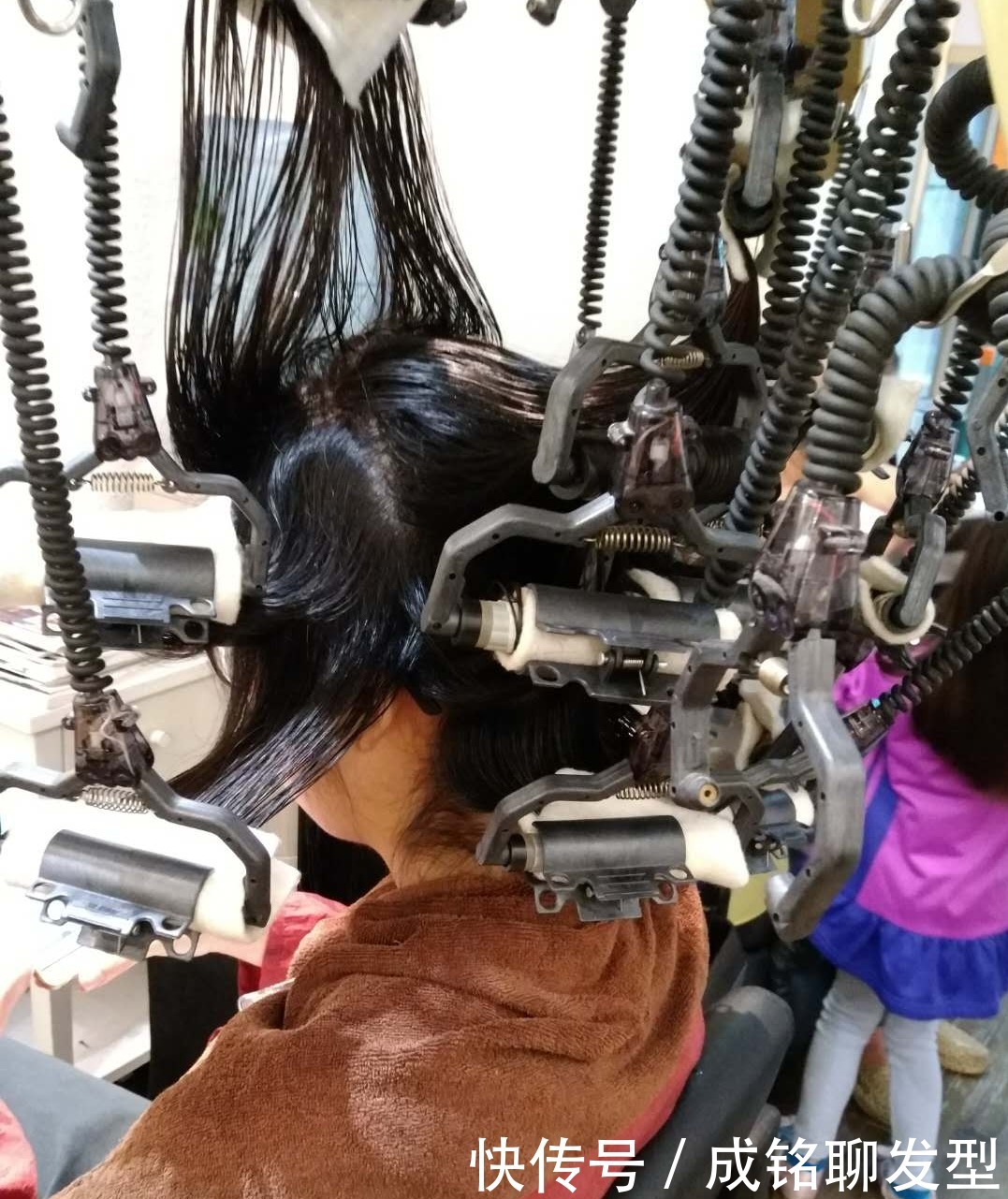 定型剂|头发只“软化”不拉直是什么效果？理发师：结果和你想象的不一样