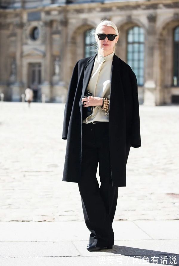 chris|60岁阿姨把黑大衣穿得好惊艳,头发花白还扎个啾啾,我也不怕老了