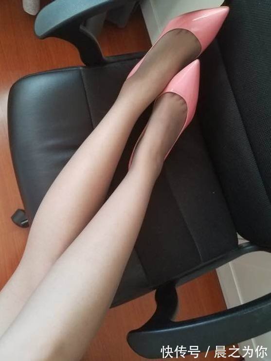 女神 搭配一双尖头细高跟鞋,让女神双腿显得更有美感