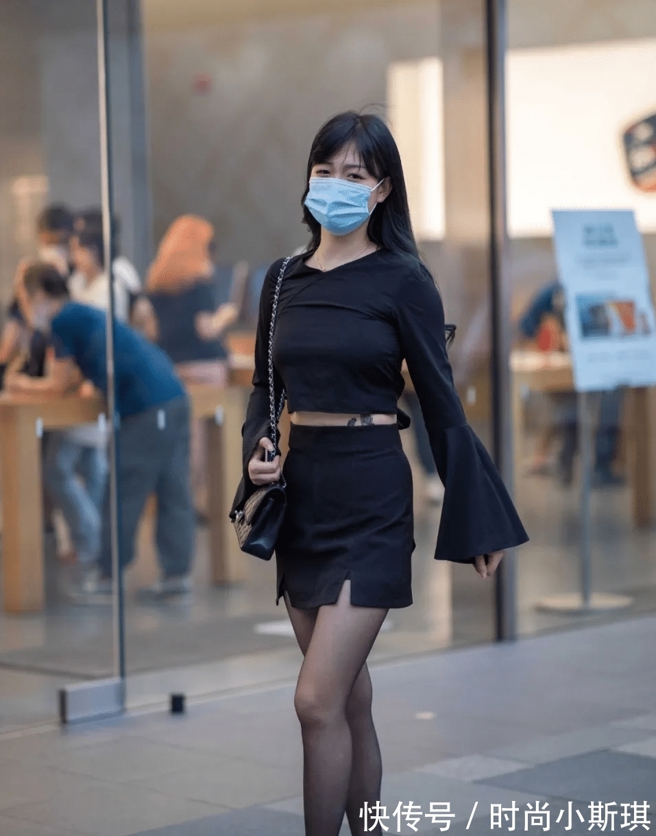 高跟鞋|喇叭袖短款黑衣,搭配同色半身裙,尽显出魅力十足的美