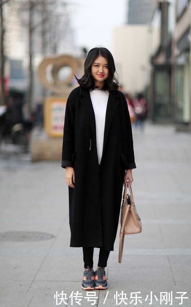 时尚穿搭，美女穿深粉色的裙子，少女感十足，青春有活力