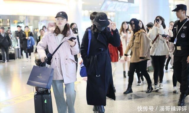 优雅|周涛才是50岁女人的穿搭教科书,黑大衣用基础配色法,优雅时髦