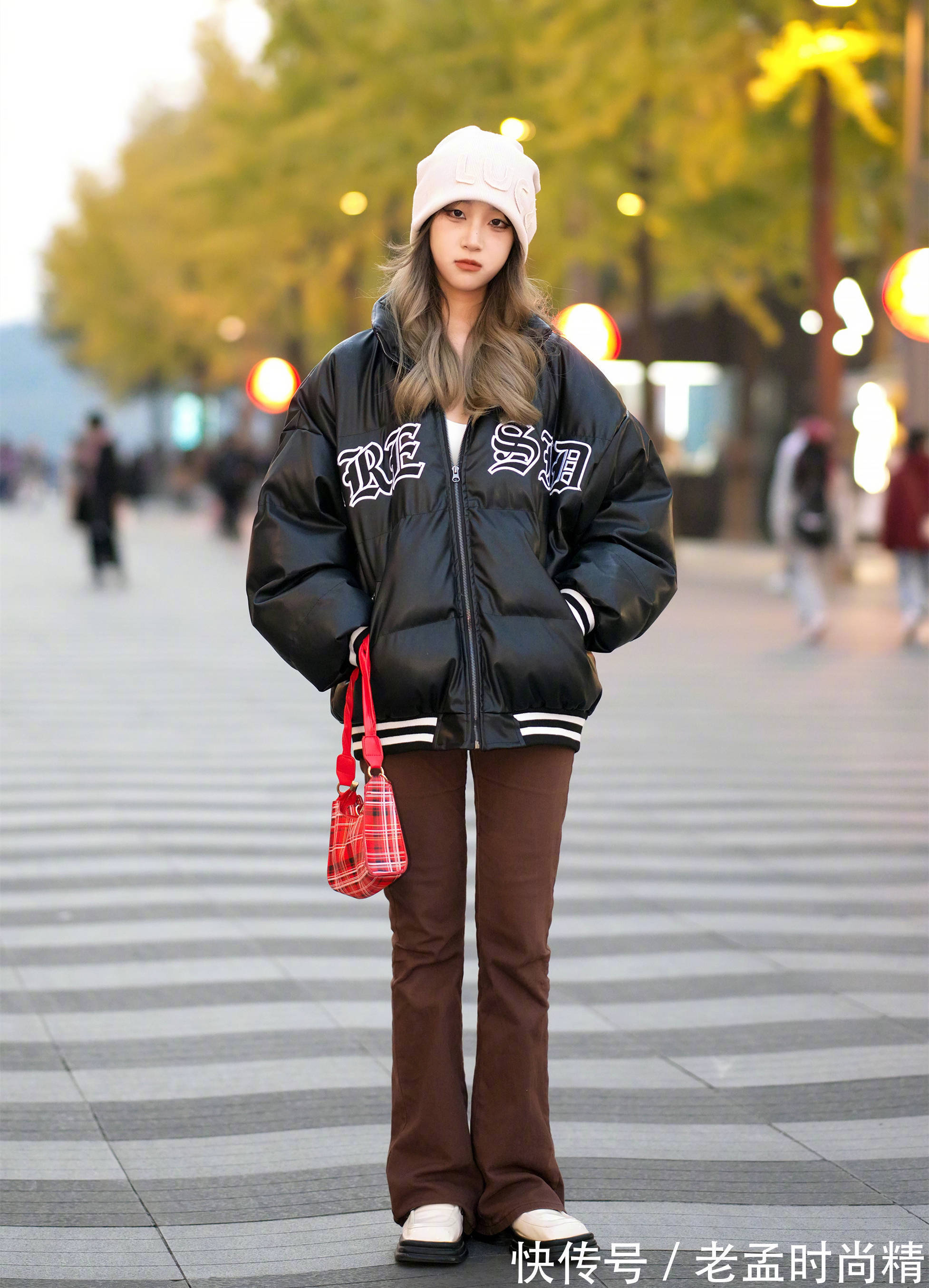 牛仔蓝 穿“喇叭裤”,怎么搭配上衣、鞋子?