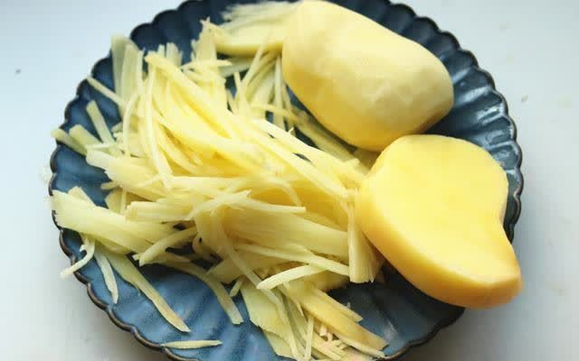 不管什么时候，土豆和它不能一起吃，美味也不行，老人小孩要注意