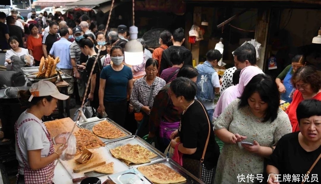 一对古稀老人守着一个小吃摊子,养活四代人,还留住了一条街