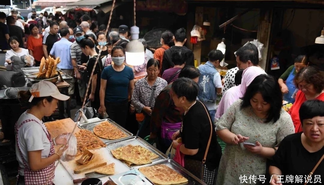 一对古稀老人守着一个小吃摊子，养活四代人，还留住了一条街