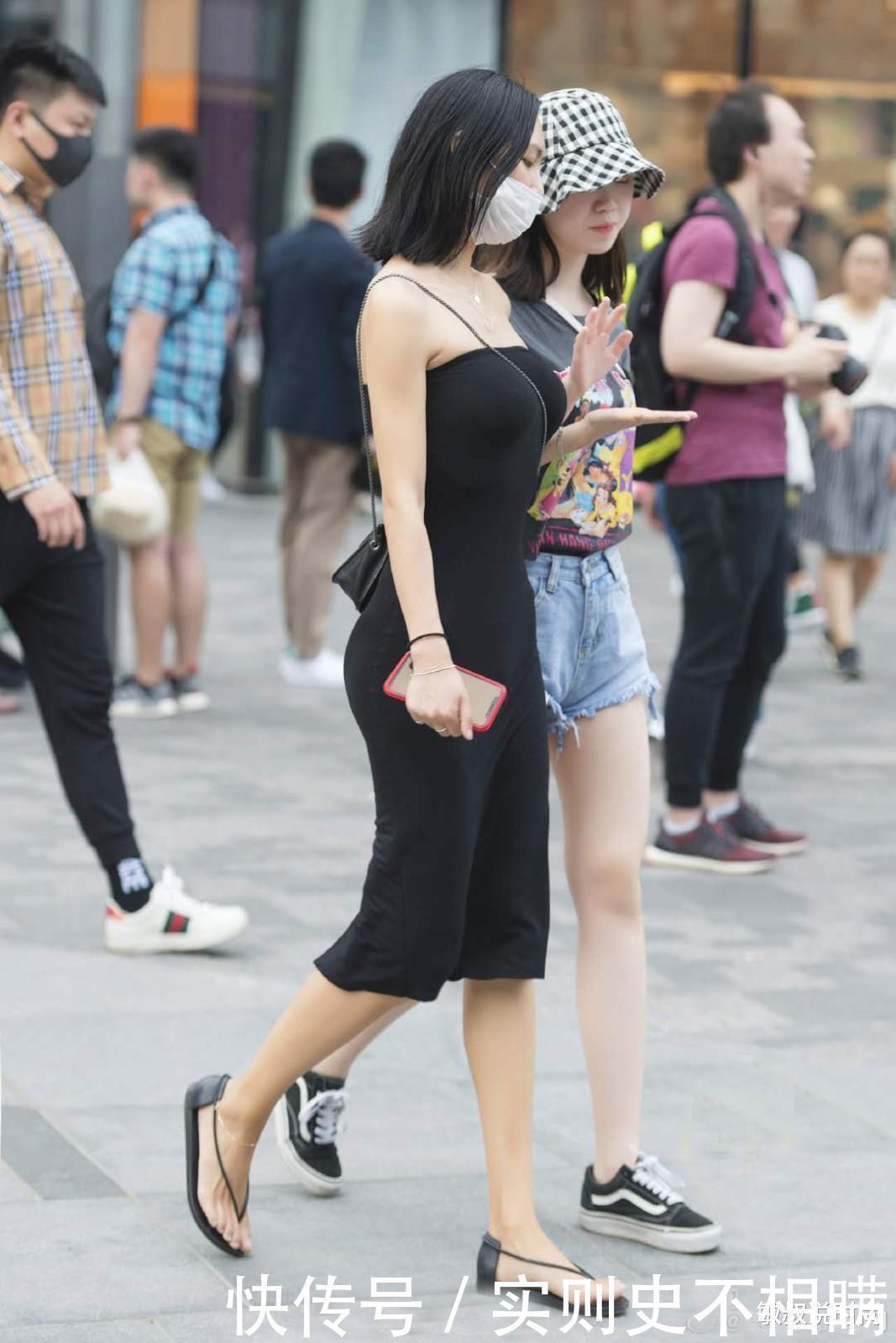 拖鞋|姐姐真图省事,穿“皮筋儿”拖鞋逛街,这下不累脚了