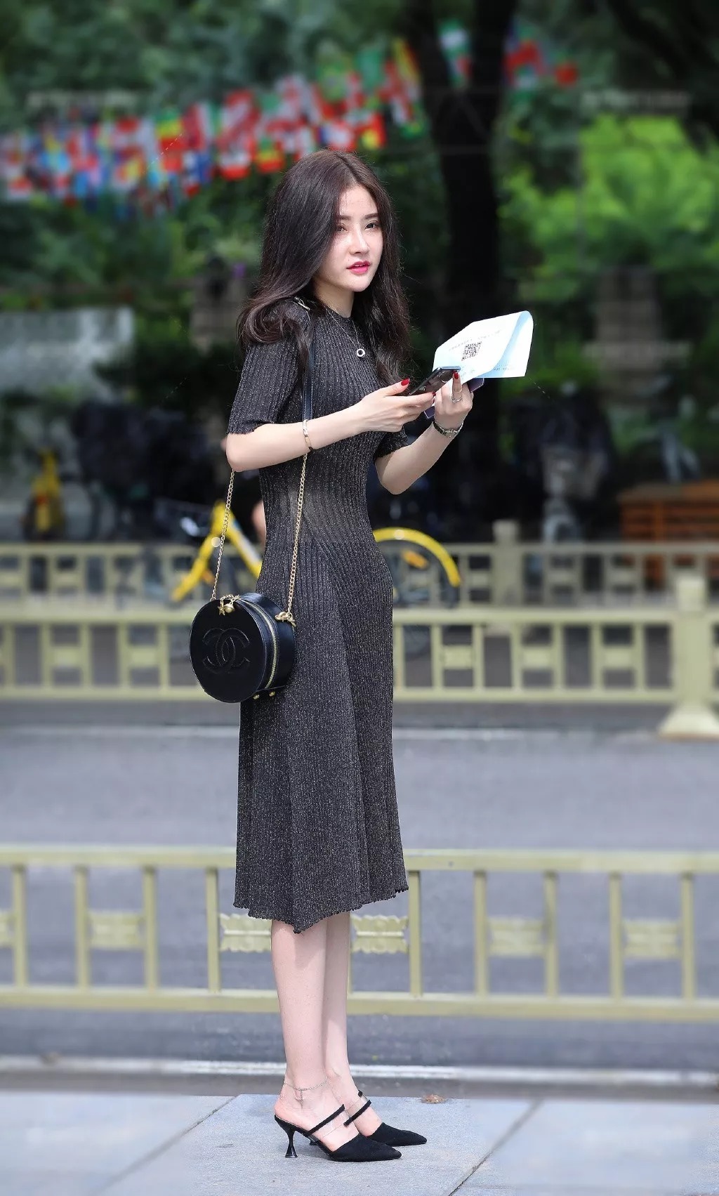 紧身连衣裙搭配高跟鞋,让女性显得性感优雅