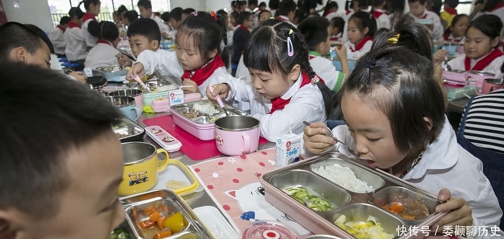 小学食堂实行食材集中配送，孩子们吃得开心，家长们也放心