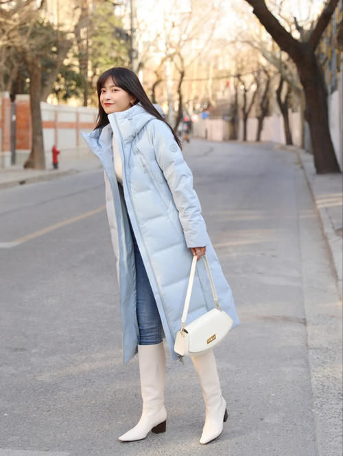 羽绒服“越长越时髦”！今年流行这3种，保暖显瘦，还为气质加分