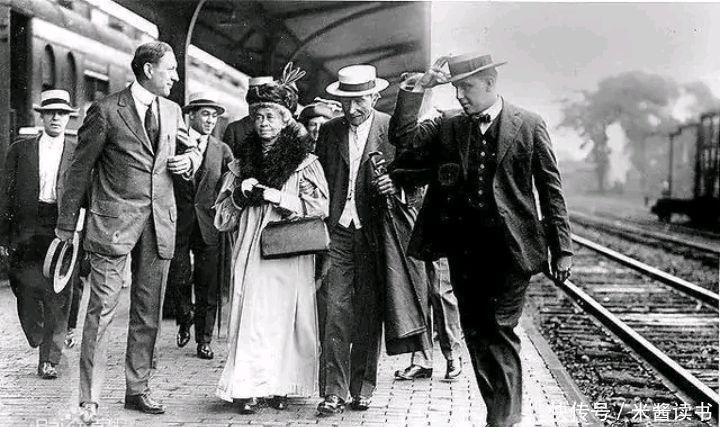 当你负债累累,连亲人也看不起你时,不妨试试洛克菲勒的经商原则