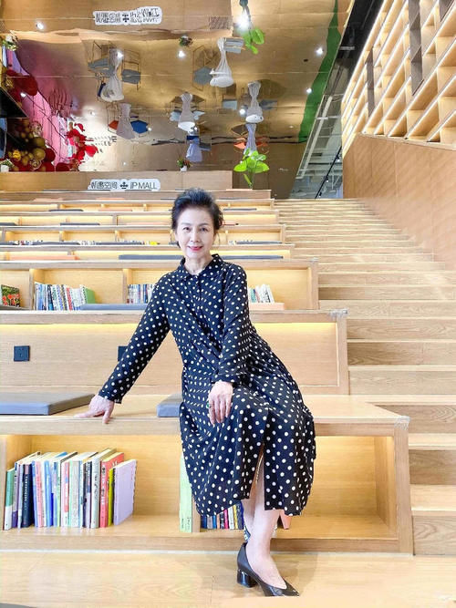 黑白波|女人会打扮才越老越优雅，这位奶奶就是例子，年过60依旧美丽动人