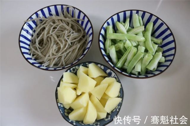 一顿饭|这道炖菜,我家常做,四种食材一锅出,一顿饭一个菜就够了