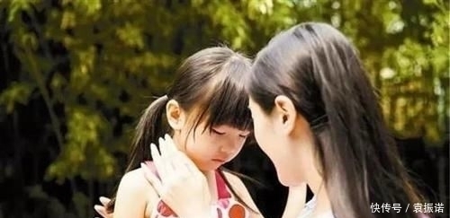 宝妈|萌娃看妈妈衣服“破”了,伸出小手帮忙遮挡,网友:是个小暖男