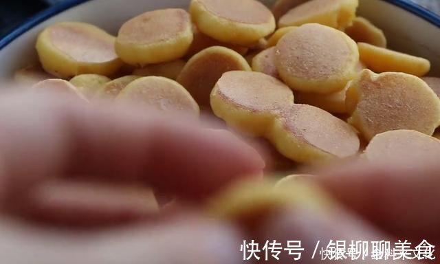 分享一款玉米面鸡蛋小饼,不水蒸不油炸,香软营养,孩子特爱吃