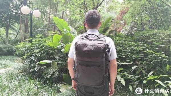 商务范|年轻人第一款背包怎么选？悠启扩容双肩包，一次性解决通勤与差旅