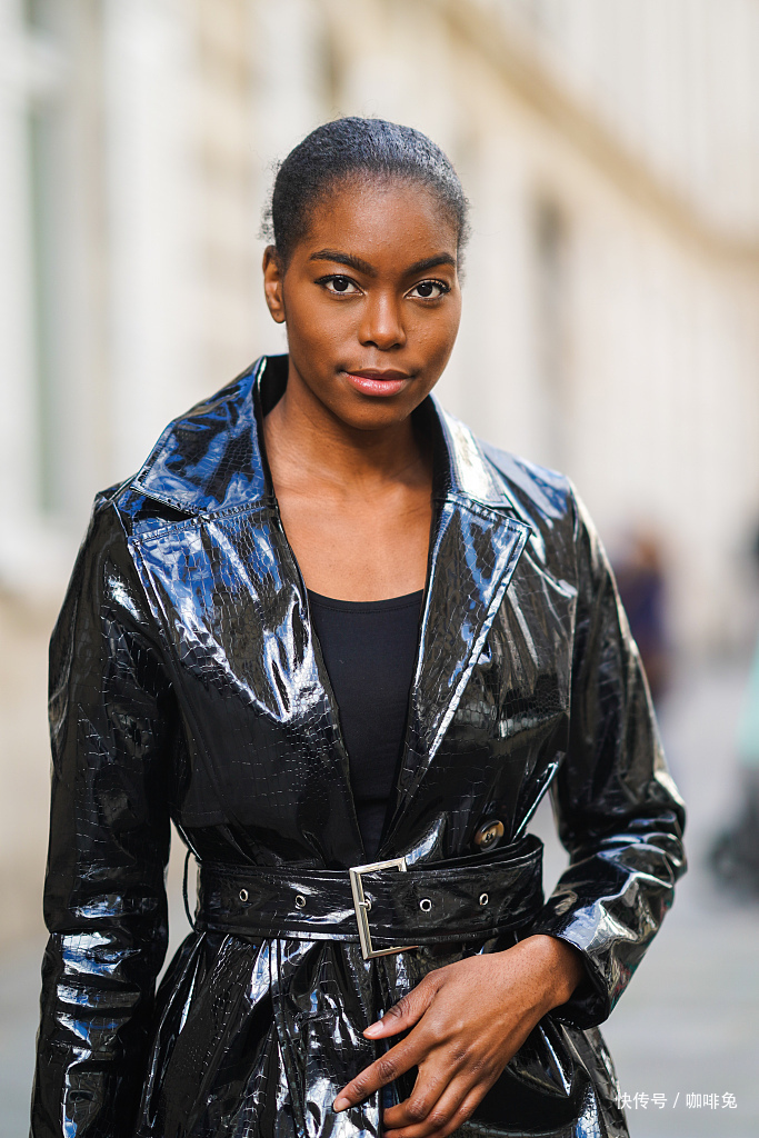 棕色|皮肤黑该怎么穿搭配,超显美感!