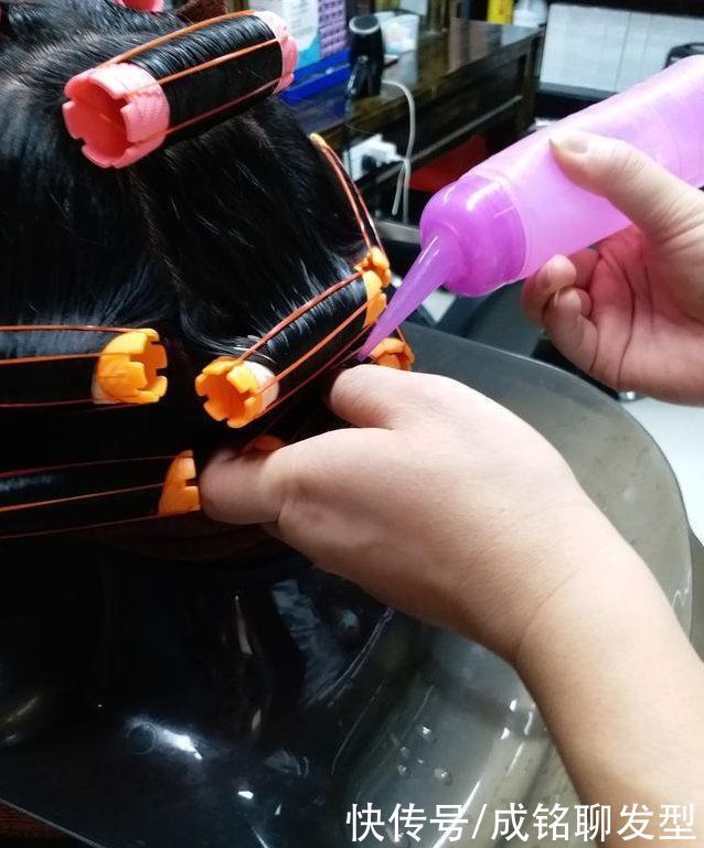 卷度 烫发一个月后头发就直了,烫发能保持多久?了解这三点烫发不迷路