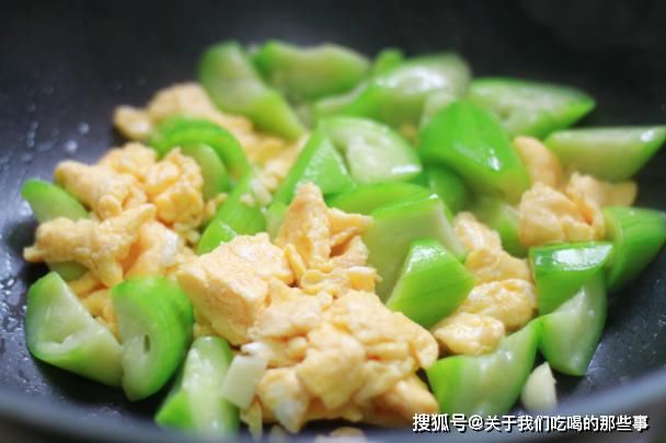 蒜片|炒丝瓜时，先倒油是大错，厨师长教你2招，脆嫩爽口，翠绿不变黑