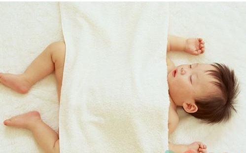 双腿|为什么新生儿总是双腿蜷缩像只小青蛙?