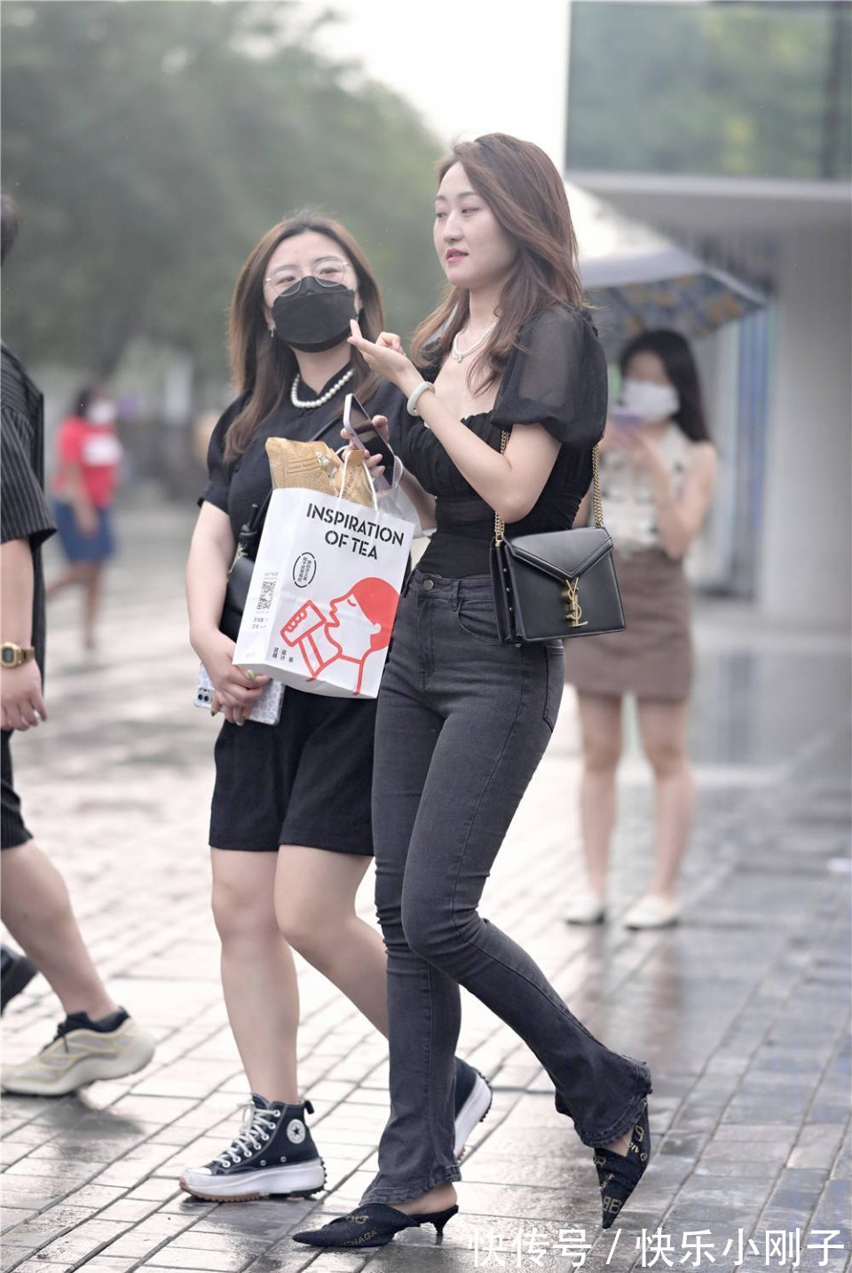 搭配|秋天的时尚美女,选择牛仔裤逛街,总要搭配出一点特别的味道