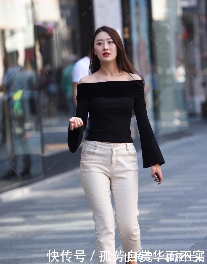 牛仔裤 一字肩丝绒上衣搭配米色牛仔裤,增添了几分高贵感