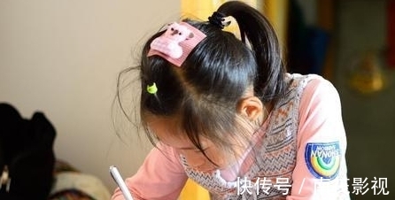 写作业|“完型别抄,我乱写的”,这行字让家长群炸锅,家长们纷纷质疑