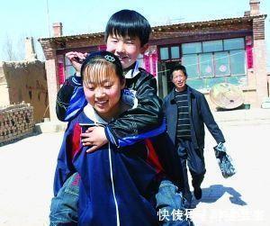 弟弟|姐姐偷偷“欺负”弟弟,被发现后手脚麻利溜开,太可爱了