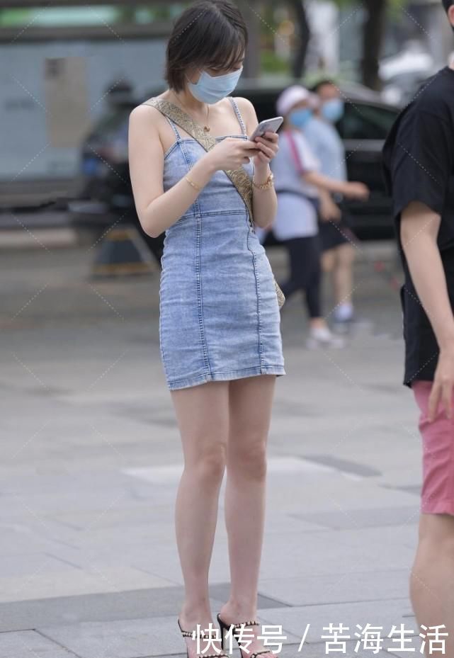 包包|牛仔连衣裙让人看着很意外,搭金色精致包包韵味十足吸引路人眼球