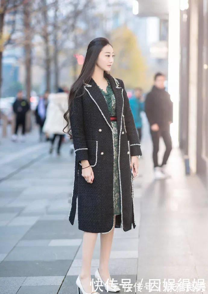 高跟鞋|美女搭配一双尖头高跟凉鞋，突显出唯美的气质，有一种女神的风范