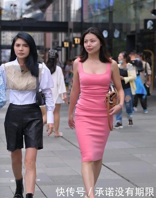 小肚子|低腰裤+吊带露脐装，美女这样穿，身材走样也好看！