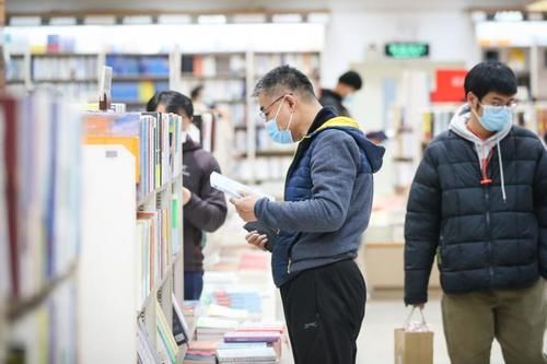 中年|这个春节假期，有些青年在上海书城席地而坐，在书香中度过……
