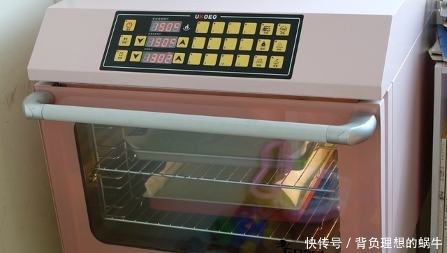 五个鸡蛋一把菠菜,再加二两面粉,做成健康无添加的蛋糕卷,好吃