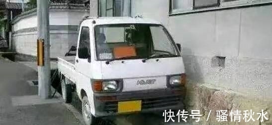 |搞笑图片幽默段子笑话:兄弟你心态不错哦,车开进河里还笑得出啊