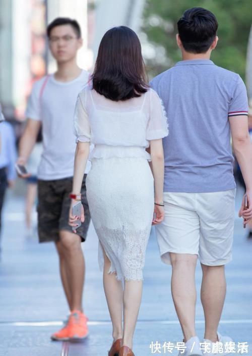 高跟鞋 别被时尚左右,穿过膝蕾丝裙来打造优雅造型,美出自信感