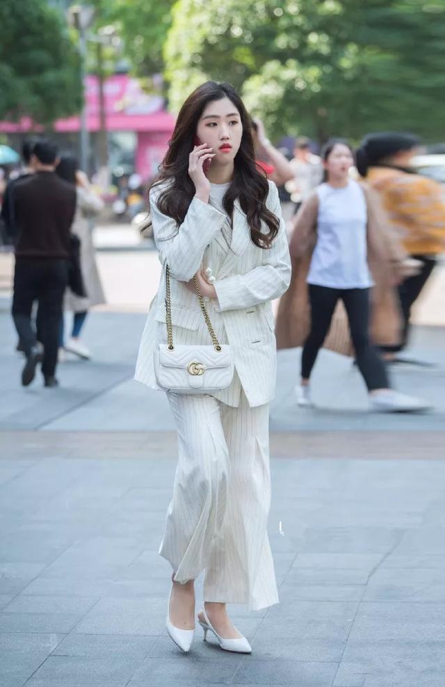 街拍:逛街的时尚佳人,白色上衣配短裤,展现出愈发美丽的好身材