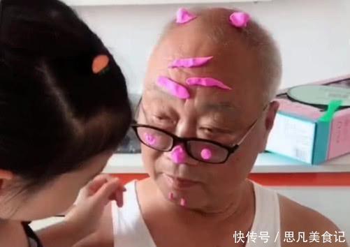 “最优雅爷爷”被娃嚯嚯火了,看到脚丫子我忍不住笑出了声