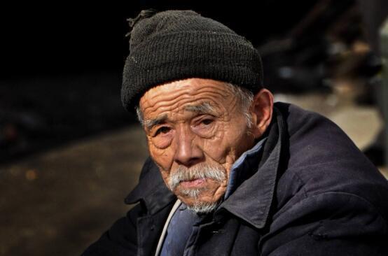 共同点|活到百岁的老人都有3个共同点,不是喝水不是睡觉,让你意想不到