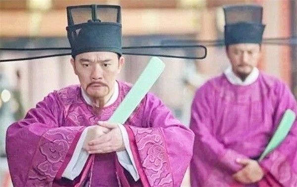  下令|皇帝偷偷在宰相衣服上烧个洞，一年后发现洞还在，下令为他开国库