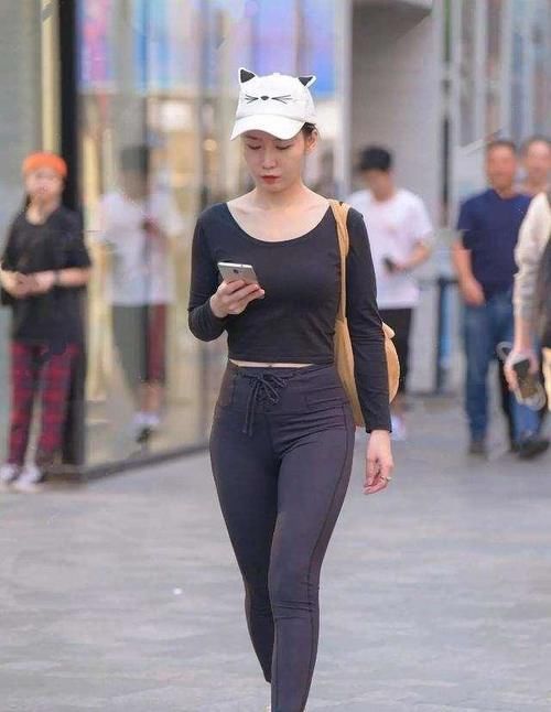 街拍|瑜伽裤时尚感更强，穿着尽显曲线美，自信大方又迷人