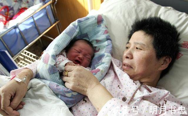 二孩儿|50岁妈妈和女儿同时怀孕,妈妈积极保胎,孕36周生下一名男婴