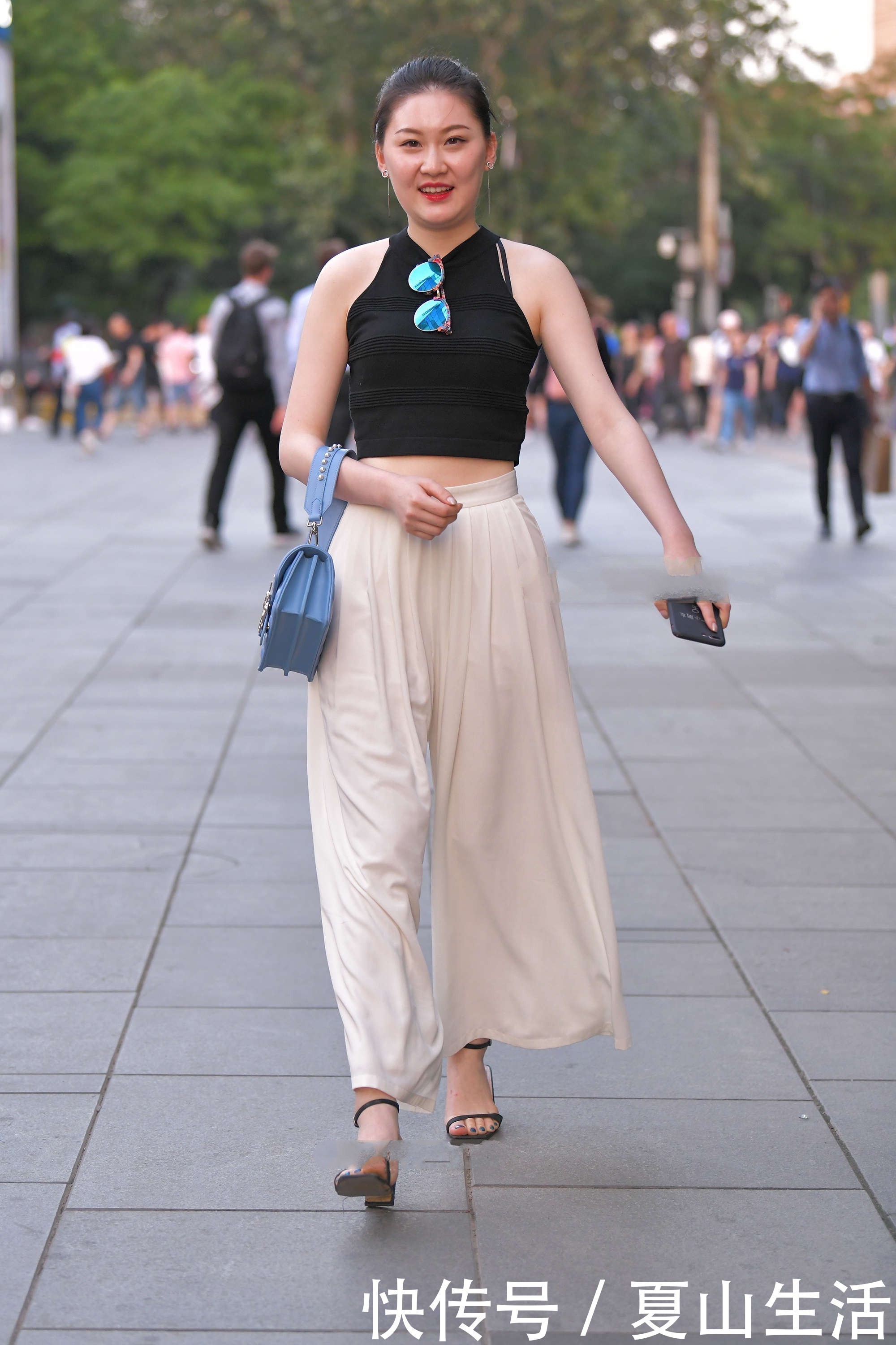 阔腿裤 黑色挂脖式吊带背心搭配米白色阔腿裤,大方优雅,气质突出